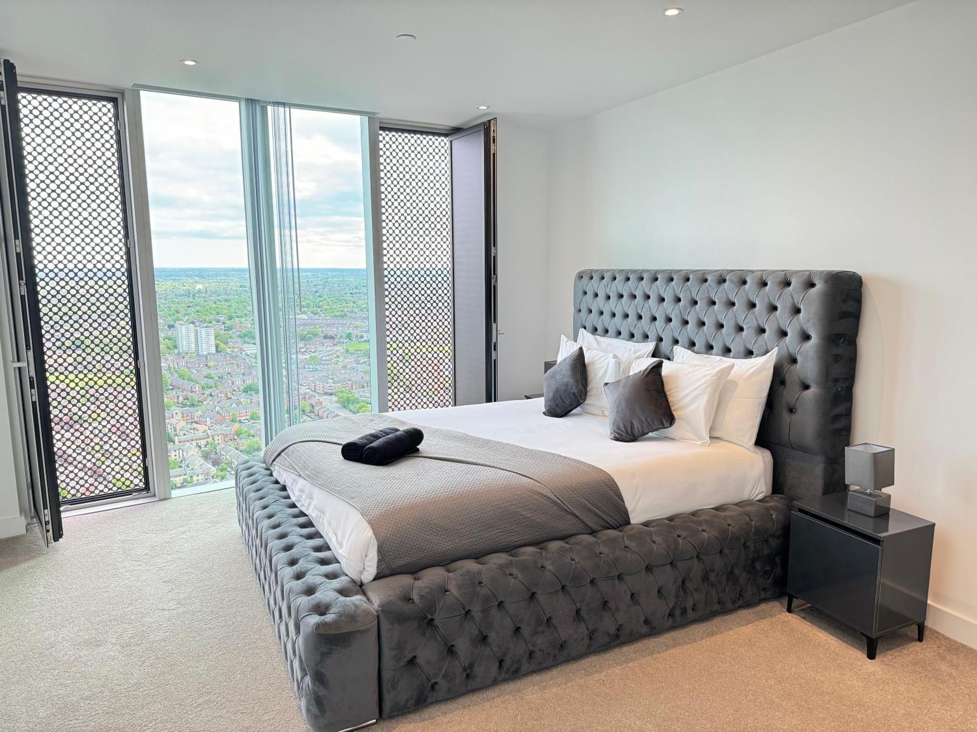 3 Bedroom Penthouse In The Centre Deansgate New Build High Floor *
